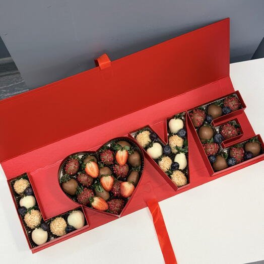 Клубника в белом и молочном шоколаде для любимых" LOVE"