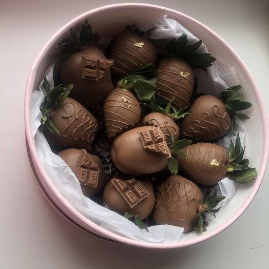 Набор клубники в шоколаде в круглой коробке в подарок