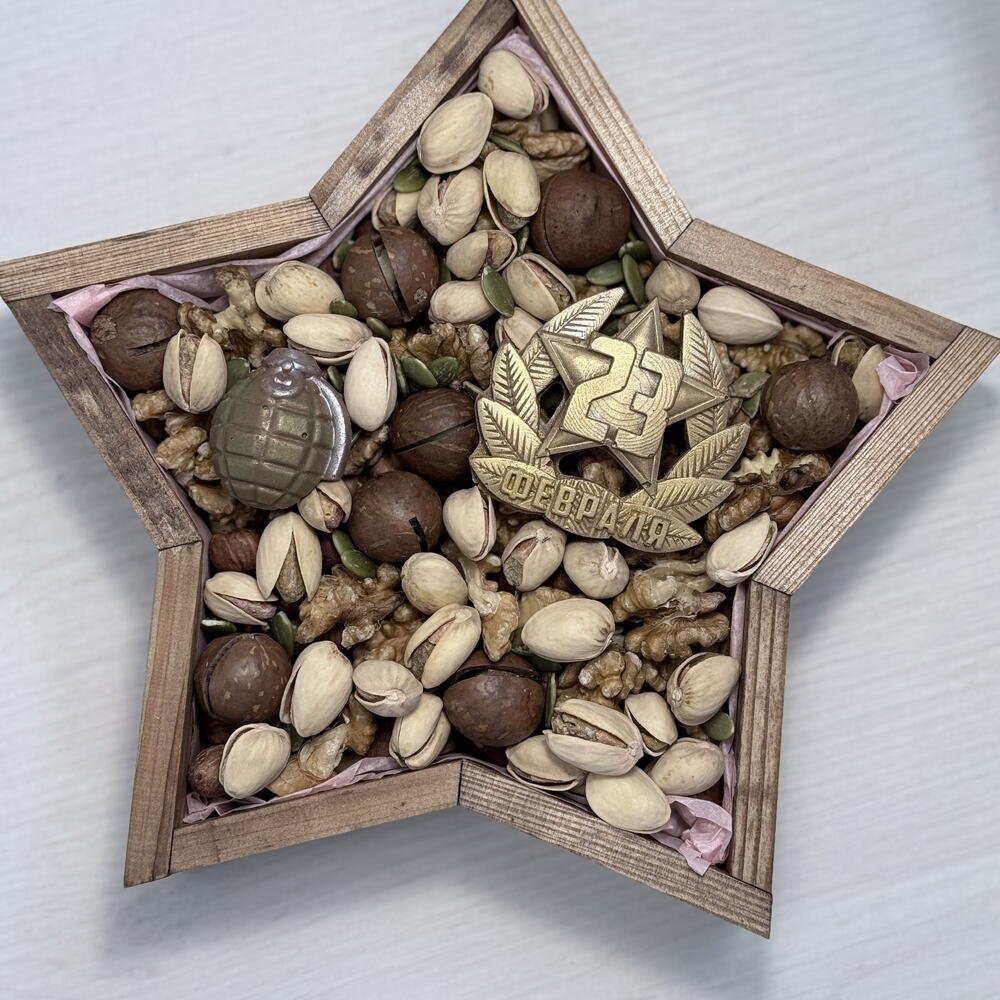 Подарочный набор Настоящий мужчина: орехи и бельгийский шоколад к 23 февраля