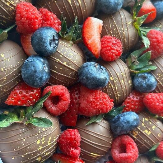 Клубника в шоколаде в коробке сердце со свежей голубикой и малиной"Для Тебя"