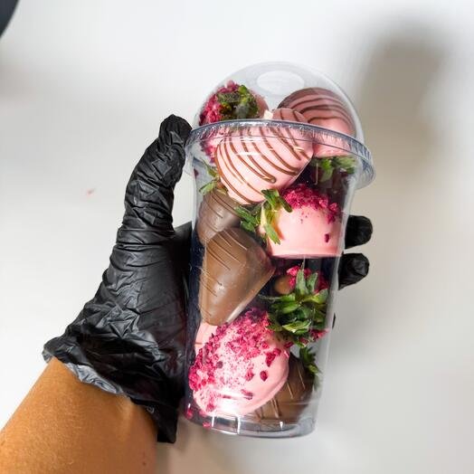 Стакан с клубникой в бельгийском шоколаде