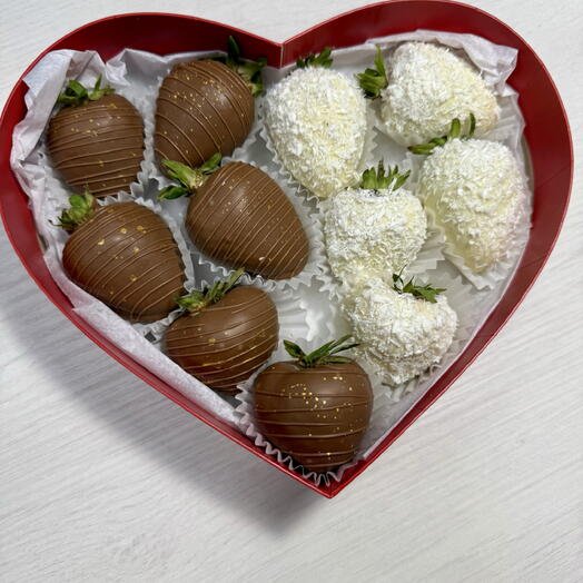 Клубника в белом и молочном шоколаде Сердце размер S - 10-14 ягод Любимой