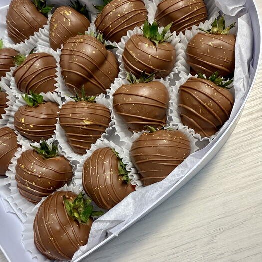 Клубника в молочном шоколаде в коробке сердце 16-20 ягод подарок для любимых