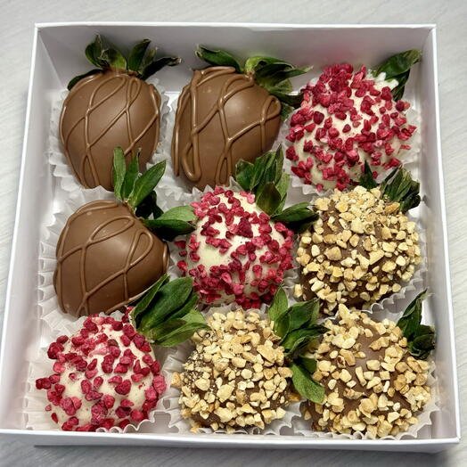 Набор из клубники в шоколаде ассорти белый и молочный шоколад 9 ягод