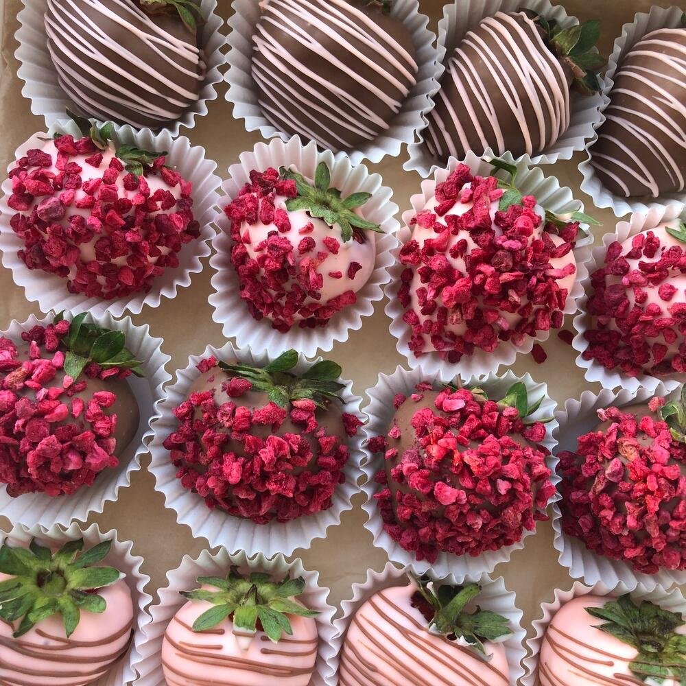 Клубника в шоколаде подарок на день рождения Ассорти 20 ягод