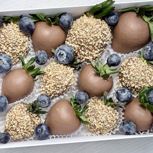 Клубника в шоколаде с вафельной крошкой и свежей голубикой