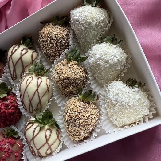 Клубника в шоколаде 12 ягод белый и молочный шоколад Callebaut