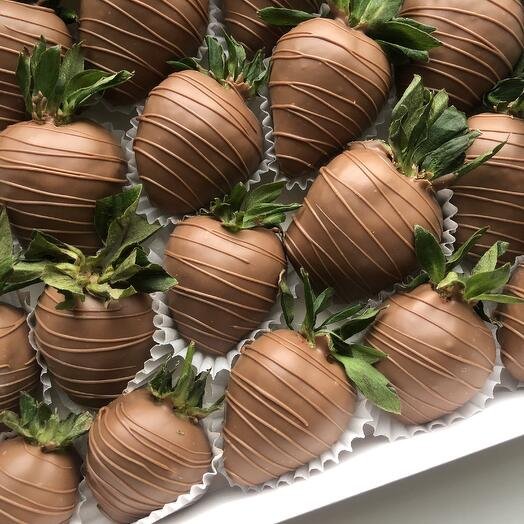 Клубника в молочном шоколаде Каллебаут 20 ягод на любой повод