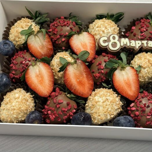 Клубника в белом и молочном шоколаде 12 ягод на 8 марта подарок любимым!