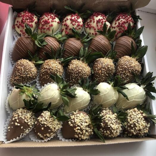 Клубника в шоколаде 25 ягод ассорти