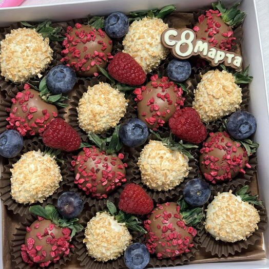 Набор клубники в бельгийском шоколаде подарок 8 марта со свежей малиной и голубикой!