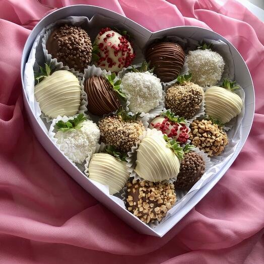 Клубника в шоколаде 16-20 ягод в Premium коробке Сердце для любимых