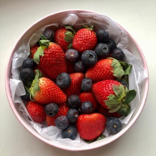 Клубника и голубика в круглой коробке