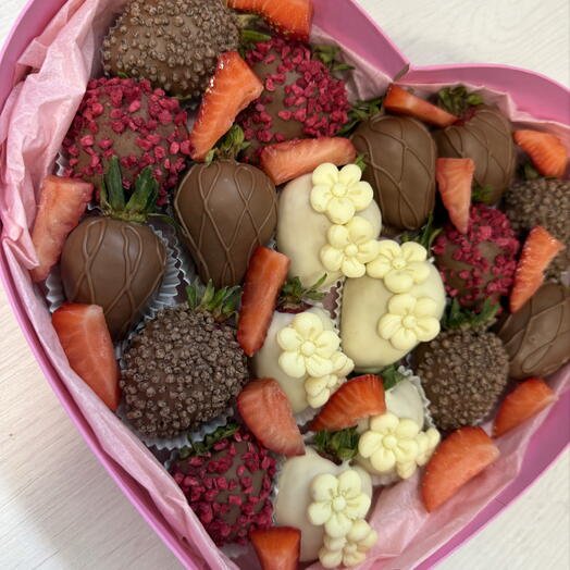 Клубника в шоколаде Сердце 16-20 ягод любимой девушке