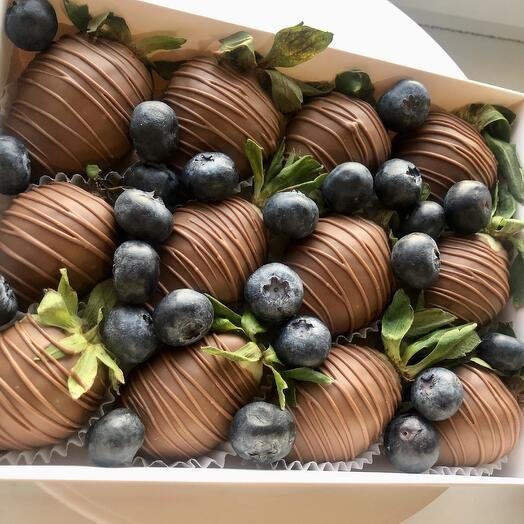 Клубника в шоколаде с голубикой 12 ягод