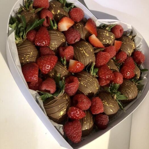 Клубника в шоколаде со свежей малиной 16-20 ягод Сердце М