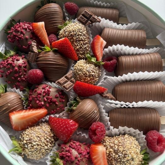 Набор ассорти из клубники и бананов в молочном шоколаде в круглой коробке на подарок