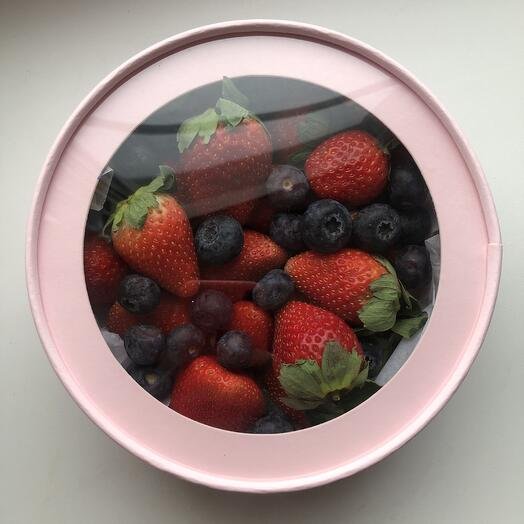 Клубника и голубика в круглой коробке