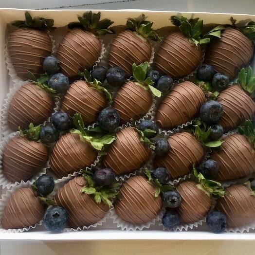 Клубника в шоколаде набор с голубикой