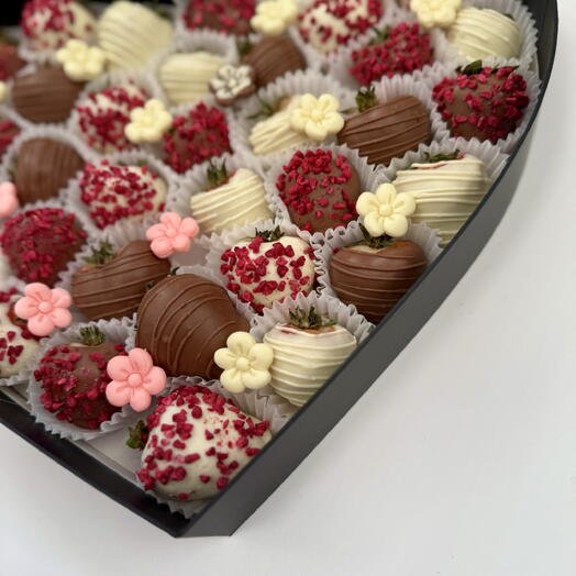 Клубника в шоколаде в коробке «Сердце» 35-40 ягод "Изысканный Шарм"