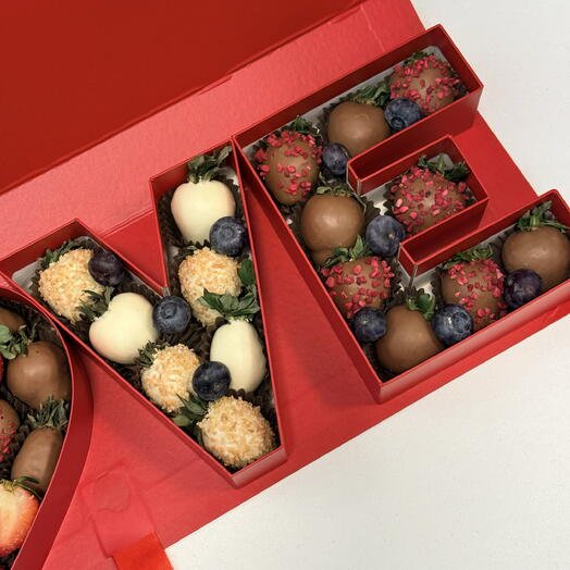 Клубника в белом и молочном шоколаде для любимых" LOVE"