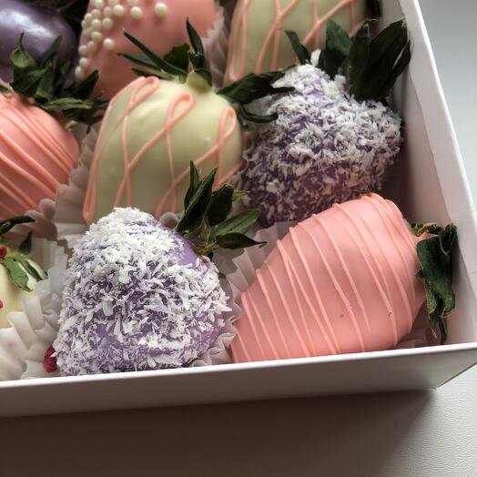 Клубника в шоколаде 12 ягод в бельгийском шоколаде подарок на выпускной