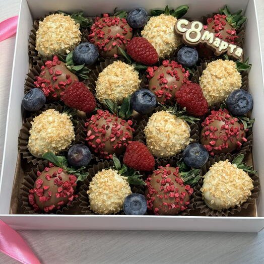 Набор клубники в бельгийском шоколаде подарок 8 марта со свежей малиной и голубикой!
