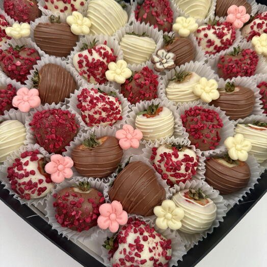 Клубника в шоколаде в коробке «Сердце» 35-40 ягод "Изысканный Шарм"