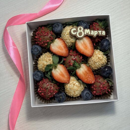Клубника в шоколаде 9 ягод подарок на 8 марта со свежей голубикой!