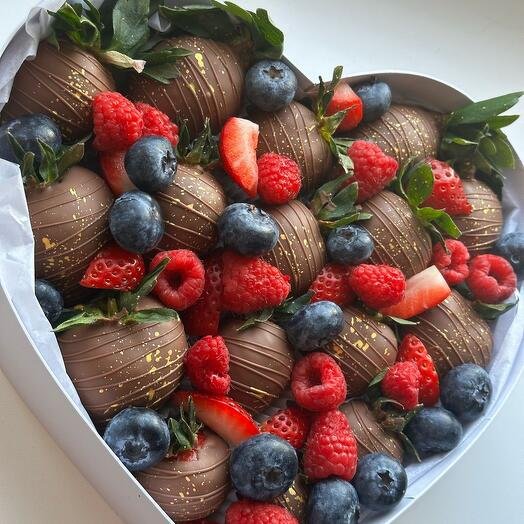 Клубника в шоколаде в коробке сердце со свежей голубикой и малиной"Для Тебя"