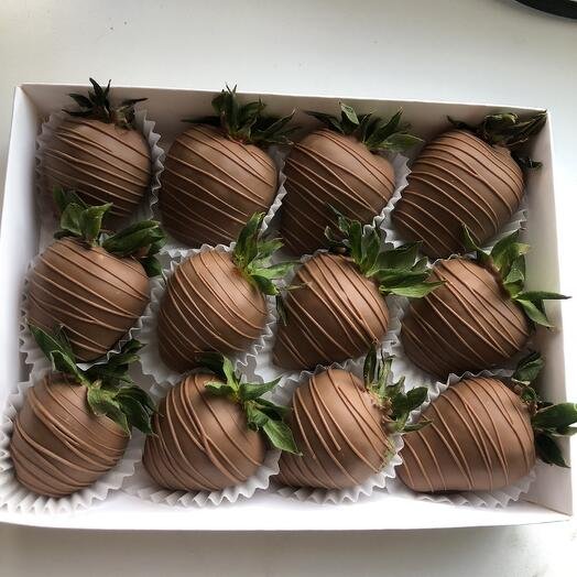 Клубника в шоколаде набор 12 ягод в молочном шоколаде