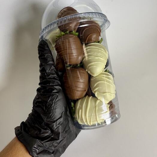 Стакан клубники в белом и молочном шоколаде Callebaut