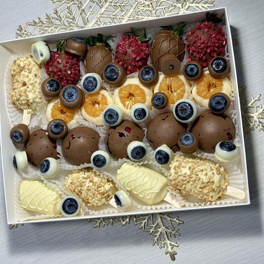 Ассорти в белом и молочном шоколаде из клубники, бананов, мандарин, гранатов, голубики