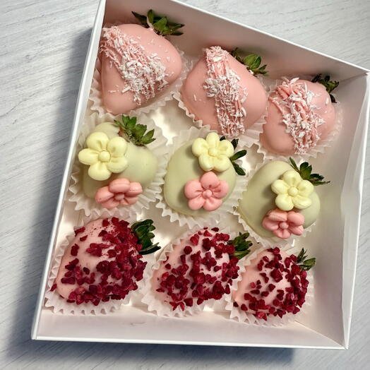 Клубника в белом шоколаде 9 шт с шоколадными цветами