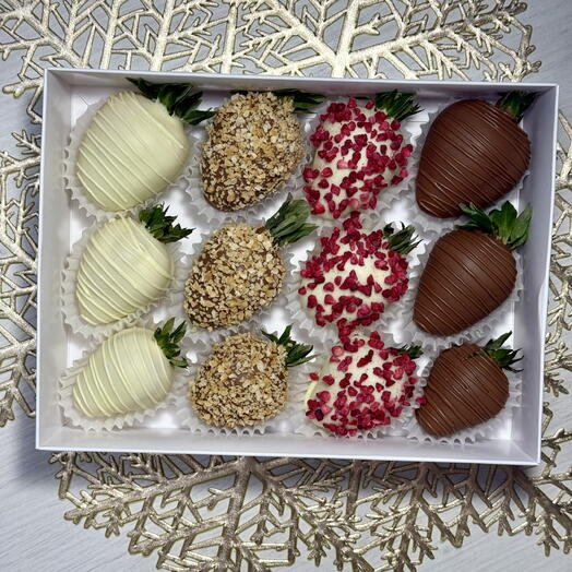 Набор клубники в белом и молочном шоколаде 12 ягод любимой в подарок