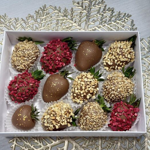 Клубника в молочном шоколаде 12 ягод