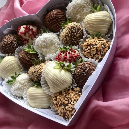 Клубника в шоколаде 16-20 ягод в Premium коробке Сердце для любимых