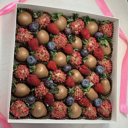 Набор клубники в молочном шоколаде 35-42 ягоды с малиной и голубикой в подарок