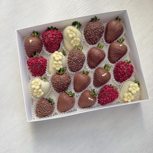 Клубника в шоколаде набор 20 ягод в белом и молочном шоколаде