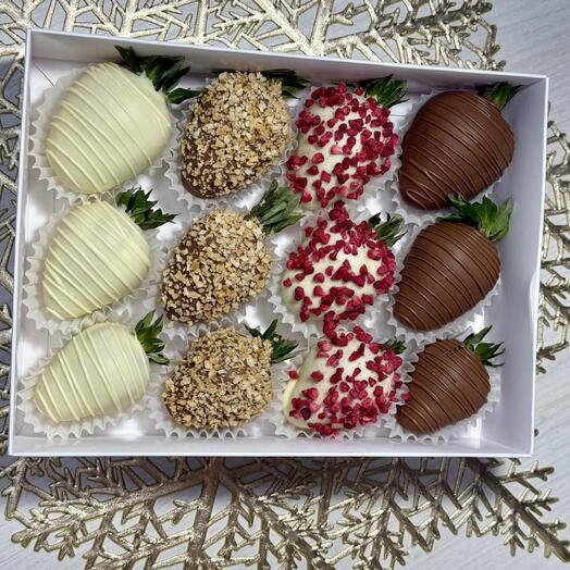 Набор клубники в белом и молочном шоколаде 12 ягод любимой в подарок