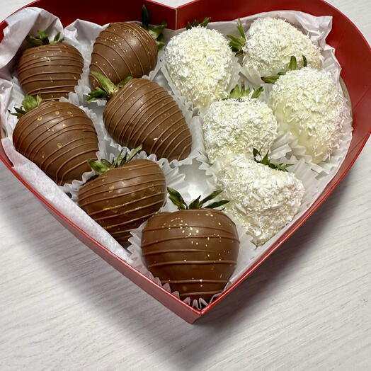 Клубника в белом и молочном шоколаде Сердце размер S - 10-14 ягод Любимой