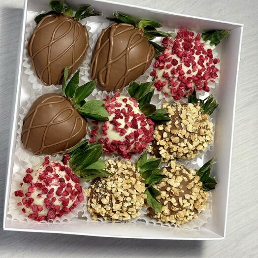 Набор из клубники в шоколаде ассорти белый и молочный шоколад 9 ягод