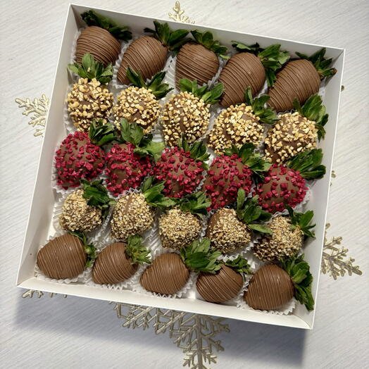 Клубника в молочном шоколаде большой набор на компанию