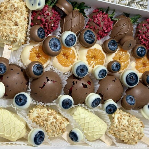 Ассорти в белом и молочном шоколаде из клубники, бананов, мандарин, гранатов, голубики