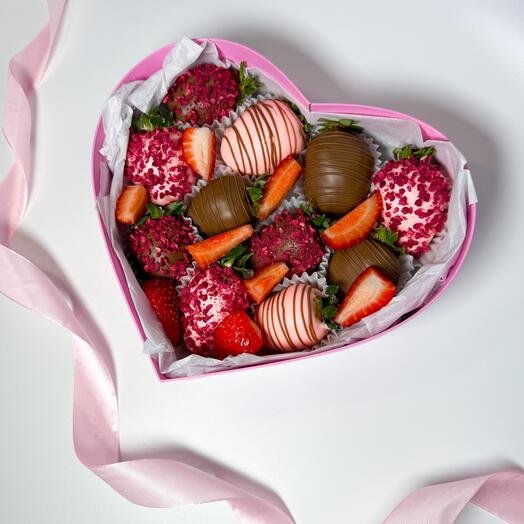 Клубника в шоколаде "Сердце" размер S