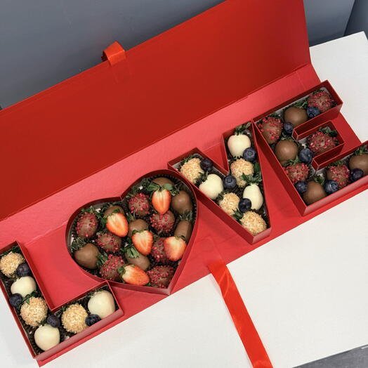 Клубника в белом и молочном шоколаде для любимых" LOVE"