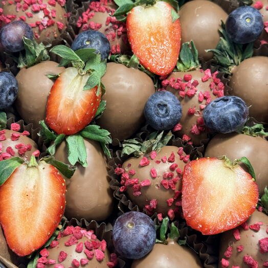 Клубника в бельгийском шоколаде в коробке Сердце 16-20 ягод любимой девушке с голубикой