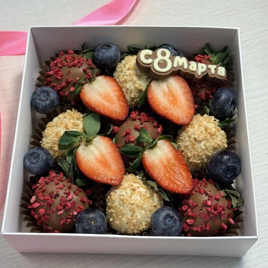 Клубника в шоколаде 9 ягод подарок на 8 марта со свежей голубикой!