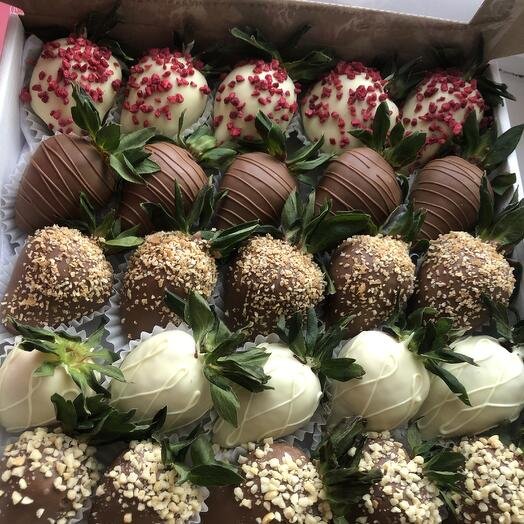 Клубника в шоколаде 25 ягод ассорти