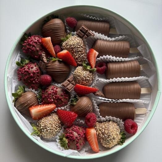 Набор ассорти из клубники и бананов в молочном шоколаде в круглой коробке на подарок